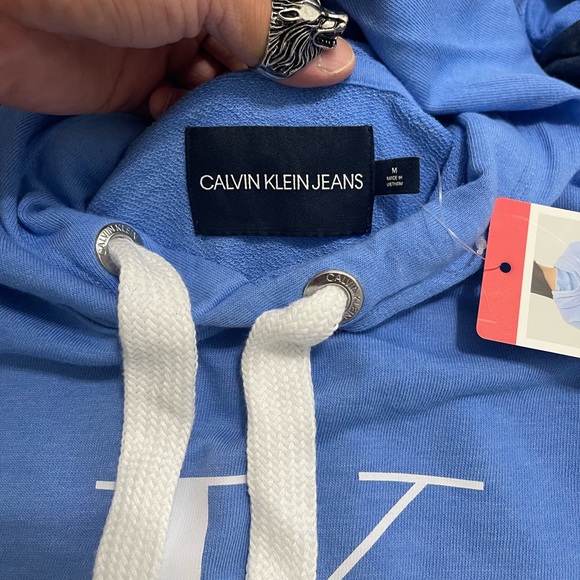 NWT Women’s Size Medium Calvin Klein Jeans Cropped Tie-Dye Logo Prints Hoodie - Picture 9 of 12